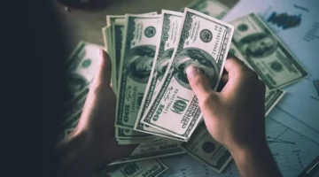 استقرار الدولار.. تداولات مائلة للثبات في البنوك مع ارتفاع ملحوظ بالسوق الموازية الجمعة 21 نوفمبر 2025